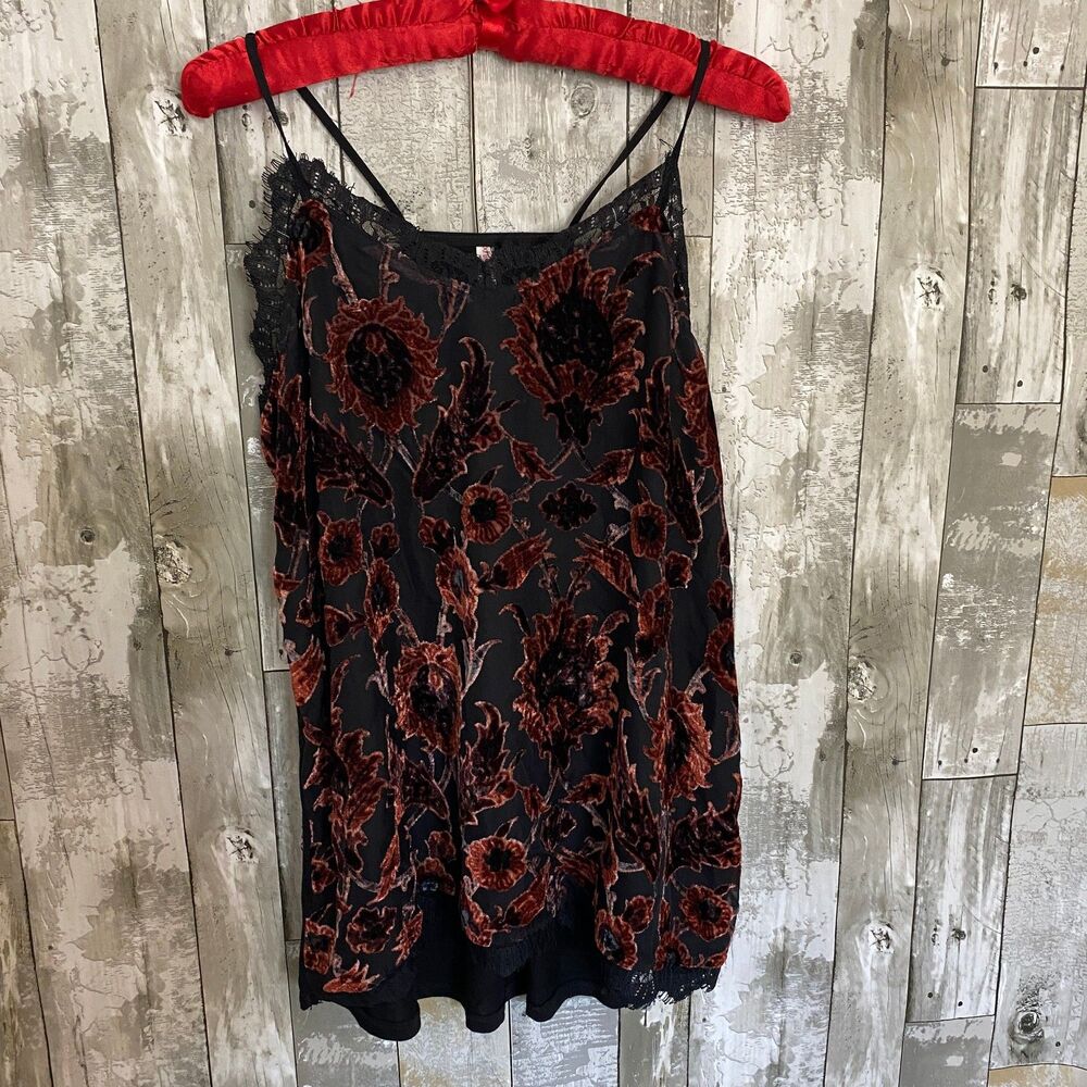 Xhileration burnout velvet floral pattern lace trim black cami top L